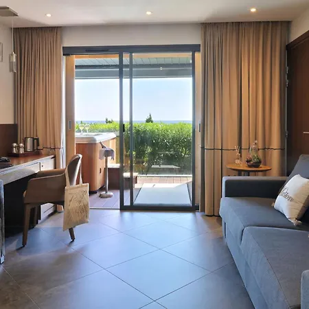 Le Week End فندق أجاكسيو